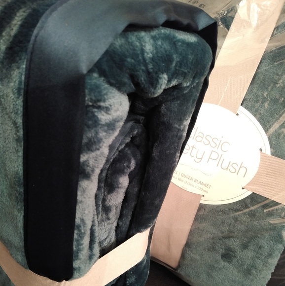 Berkshire

Classic Velvety Plush Twin Blanket - Picture 2 of 5